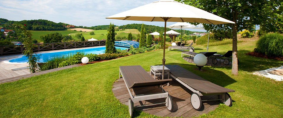 Liebesgarten mit Outdoor-Swimmingpool, Design-Liegen und Love-Whirl-Boat